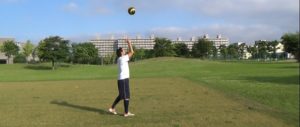 ボールフィーリング：空中に投げたボールをキャッチ