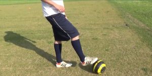 右足でボールタッチ