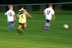 サッカーをする子供達
