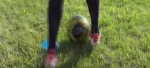 右足のインサイドを使ったドリブル