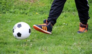 サッカーでパスしているところ