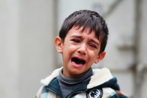 泣いている少年