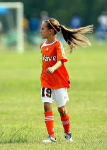 堂々とプレーするサッカー選手のイメージ