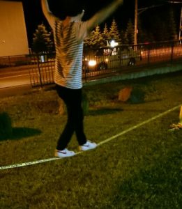 友人がスラックラインを行っている様子