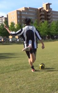 「アウトサイドでのロングキックの蹴り方」解説用画像1：足の振り方