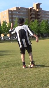 「アウトサイドでのロングキックの蹴り方」解説用画像2：足の当て方