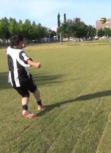 「ロングキックの蹴り方」解説用画像3：ボールに足を当てた後のフォロースルー