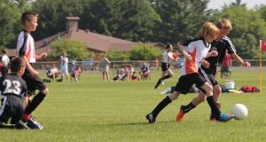 小学生サッカー：パスしている画像