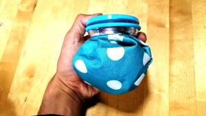 アイスバッグ（氷嚢）を手で持っている写真