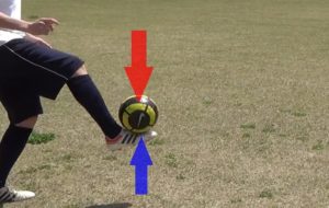 サッカーでストッピング（トラップ）している写真