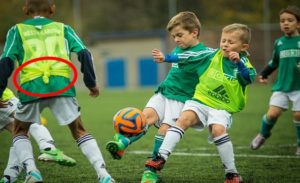 子供のサッカービブスの裾の画像：pixabeyより引用したものをサカボンによる編集