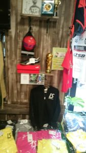 サッカー&フットサルショップ「FreeStyle」の店内：入口付近